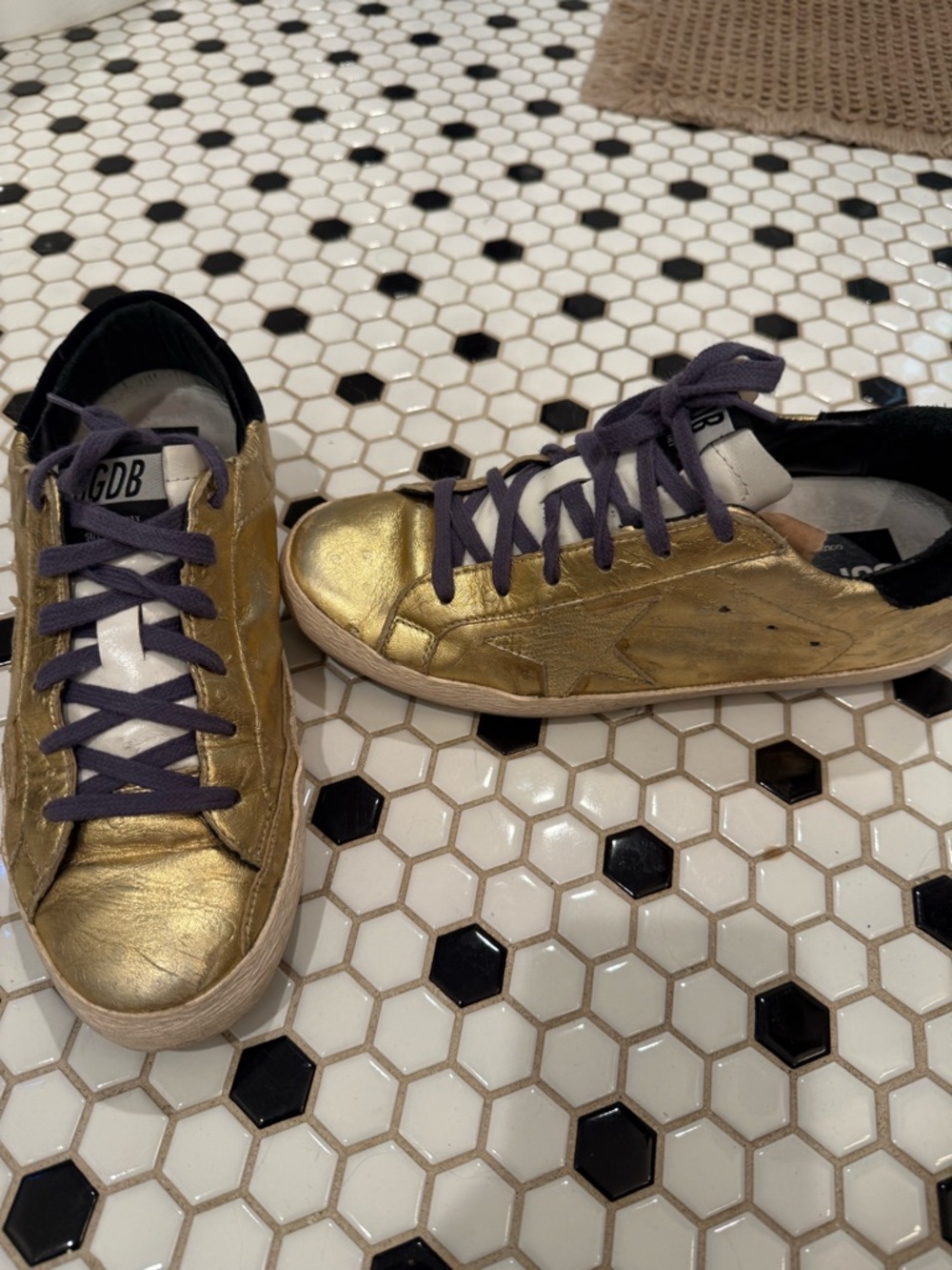 $698 Golden Goose Metallic Gold Low-Top Sneakers with Purple Laces - Picture 10 of 10